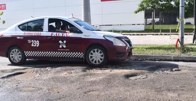 Los daños que sufren los automotores al caer en los hoyancos son llantas, rótulas, direccionales, entre otras piezas costosas.