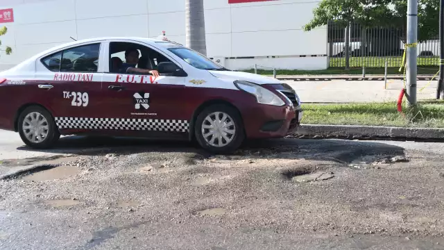 Los daños que sufren los automotores al caer en los hoyancos son llantas, rótulas, direccionales, entre otras piezas costosas.