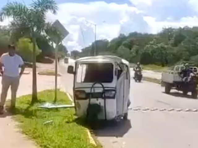 Un mototaxi chocó contra un automóvil en la colonia Paseos Xcacel de Playa del Carmen.