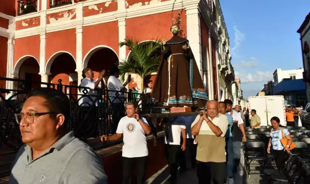 San Román y San Francisco se unen en peregrinación rumbo a la Catedral