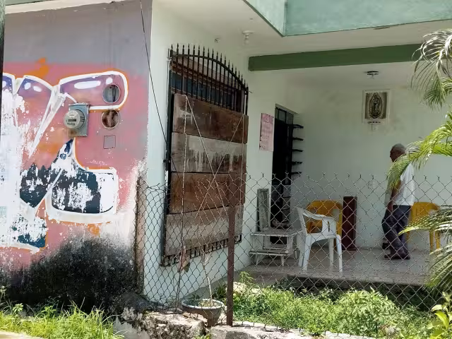 Debido a la mala experiencia que tuvieron con el ciclón “Wilma”, algunos pobladores aseguran sus puertas y ventanas, ante el peligro de las inundaciones