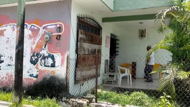Debido a la mala experiencia que tuvieron con el ciclón “Wilma”, algunos pobladores aseguran sus puertas y ventanas, ante el peligro de las inundaciones