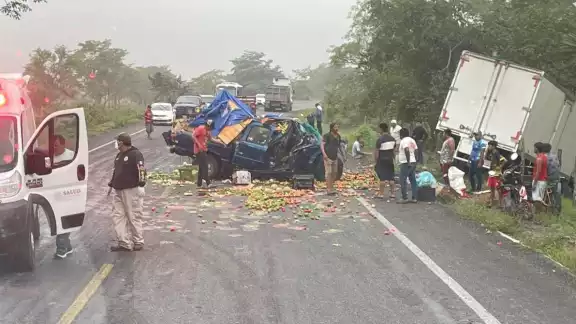 Un vendedor de frutas perdió la vida al estrellarse su camioneta contra un tráiler en el tramo Nuevo Progreso-Ciudad del Carmen Un vendedor de frutas perdió la vida al estrellarse su camioneta contra un tráiler en el tramo Nuevo Progreso-Ciudad del Carmen