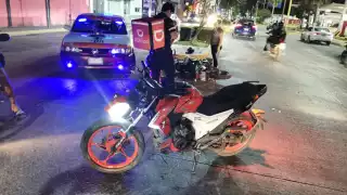 Choque entre dos motociclistas y taxista en colonia Petrolera de Ciudad del Carmen deja un lesionado