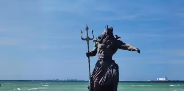 En Yucatán llaman a destruir estatua de Poseidón e internautas se burlan con memes