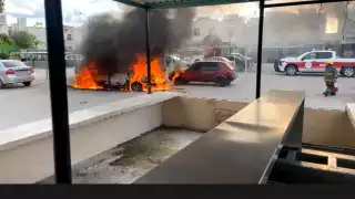 Camioneta se incendia en Villas Otoch Paraíso y afecta a tres vehículos más en Cancún