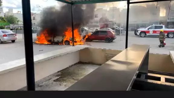 Camioneta se incendia en Villas Otoch Paraíso y afecta a tres vehículos más en Cancún Camioneta se incendia en Villas Otoch Paraíso y afecta a tres vehículos más en Cancún