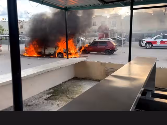 Camioneta se incendia en Villas Otoch Paraíso y afecta a tres vehículos más en Cancún