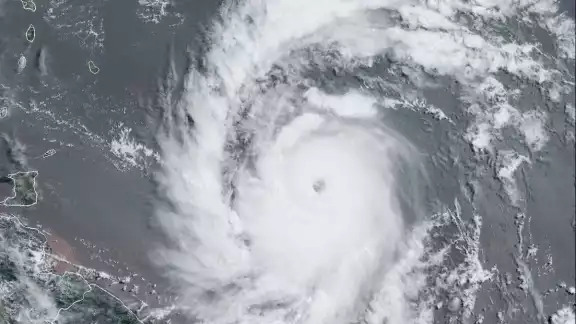 Protección Civil ordena suspensión de clases por paso de huracán Beryl en México