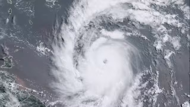 Protección Civil ordena suspensión de clases por paso de huracán Beryl en México