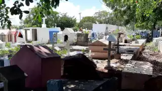 Familiares de los fallecidos y sepultados en el panteón "Los Olivos" ingresaron para la limpieza de tumbas