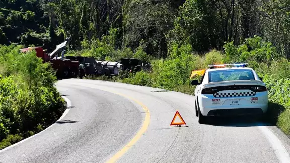 Se requirieron dos grúas para poder mover la unidad pesada que bloqueaba la vía carretera Se requirieron dos grúas para poder mover la unidad pesada que bloqueaba la vía carretera