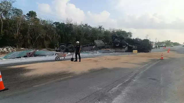 Según testigos, el conductor intentó maniobrar para evitar un choque frontal con otra unidad que manejaba en sentido contrario