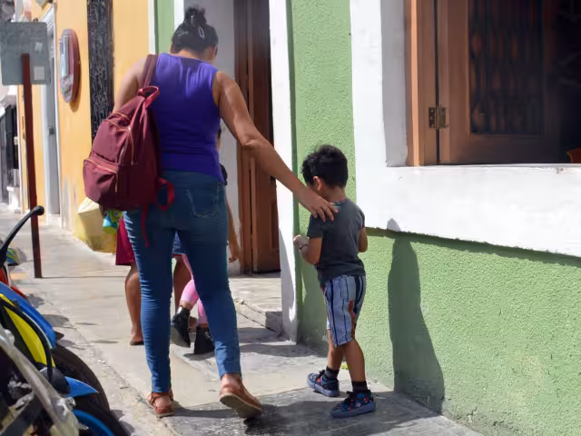 La autoridad debe investigar el entorno económico y social del menor.