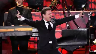 Luis Miguel conquista a 65 mil personas en el GNP con show espectacular. Repertorio incluyó hits, mariachi y tema navideño.