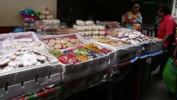 Venta nocturna y tradición: mercados listos para recibir a las ánimas Venta nocturna y tradición: mercados listos para recibir a las ánimas
