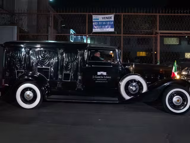 La carrosa con el cuerpo de Silvia Pinal rumbo a la funeraria