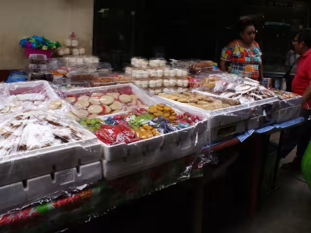 Venta nocturna y tradición: mercados listos para recibir a las ánimas