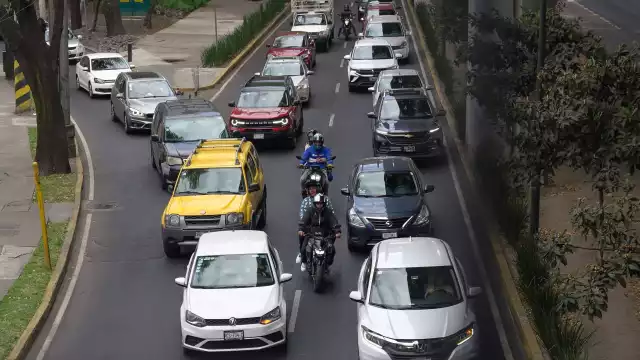El programa Hoy No Circula es una medida ambiental que restringe la circulación vehicular en días específicos