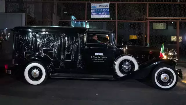 La carrosa con el cuerpo de Silvia Pinal rumbo a la funeraria