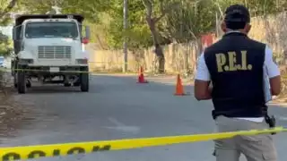 Al acudir al reporte de un volquete mal estacionado, policías encuentran al operador muerto