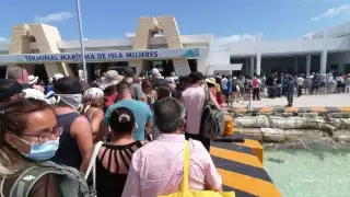 Rescatan a pasajeros de embarcación de Ultramar en Isla Mujeres después de una hora