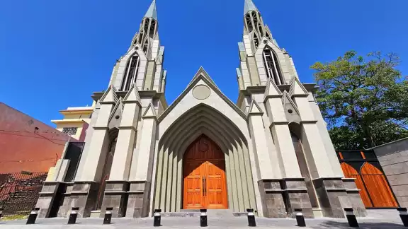 Las iglesias neogóticas imitan el estilo gótico medieval europeo y destacan por arcos apuntados, vitrales y ornamentación vertical
