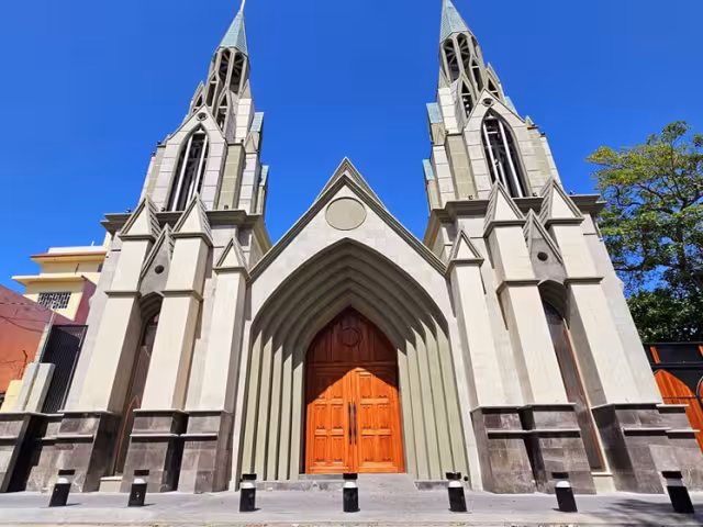 Las iglesias neogóticas imitan el estilo gótico medieval europeo y destacan por arcos apuntados, vitrales y ornamentación vertical