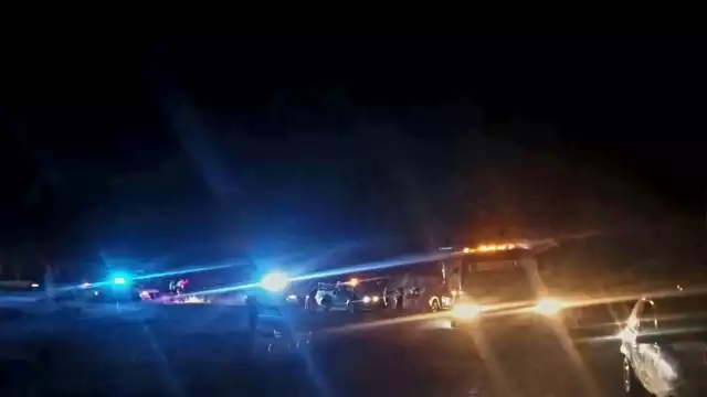 Conductor Impacta su Renault contra Muro Fijo por Derrape