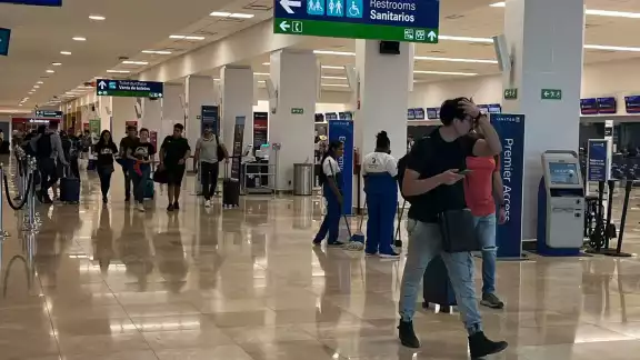 El primer vuelo en arribar fue el 821 de Aeroméxico, antes del amanecer a las 5:46, procedente de Ciudad de México. El primer vuelo en arribar fue el 821 de Aeroméxico, antes del amanecer a las 5:46, procedente de Ciudad de México.