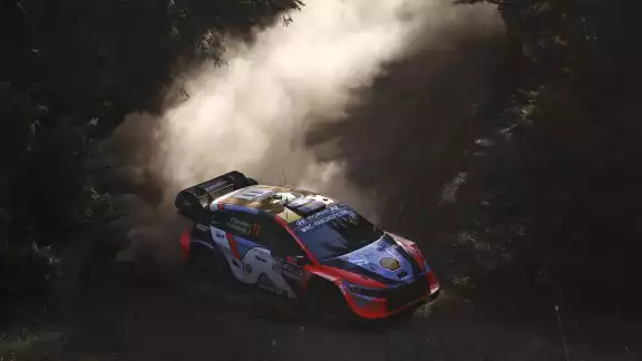 Neuville supo aprovechar el incidente de Ogier Neuville supo aprovechar el incidente de Ogier