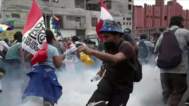 Perú investiga a policías y militares involucrados en muertes durante protestas antigubernamentales
