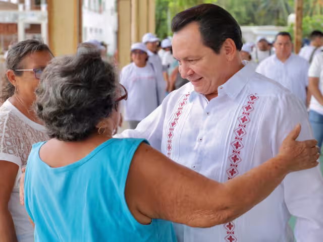 Huacho Díaz Mena continua apoyando a afectados por Huracán Milton en Chuburná Puerto.
