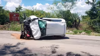 Trágico viaje familiar en la vía Mérida-Cancún: choque de un auto deja una mujer sin vida y dos heridos