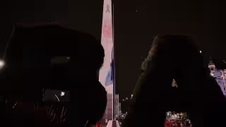 Por homenaje al Papa Francisco iluminan el Obelisco y otros monumentos de Buenos Aires 