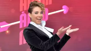 Conductora Carmen Muñoz se casa tras 20 años en unión libre, usando polémico vestido de novia