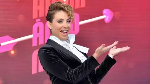 Carmen Muñoz se casa usando polémico vestido y genera críticas entre internautas