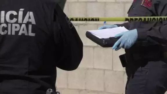 Jóvenes son asesinados afuera de una secundaria en Celaya Jóvenes son asesinados afuera de una secundaria en Celaya