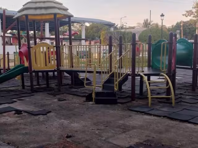 Los parques infantiles están en el abandono
