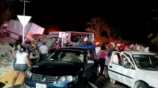 Un tractocamión doble caja volcado en la carretera Escárcega-Chetumal fue saqueado por pobladores de Calakmul