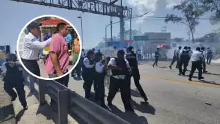 Con antimotín y  lanza granadas, policía de Ciudad del Carmen detiene a taxistas para liberar Puente de Zacatal