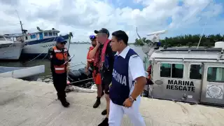 Salvan la vida de un par de tripulantes a bordo de un barco y realizan cierre a la navegación
