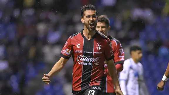 La primera victoria de los rojinegros La primera victoria de los rojinegros