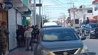 La detención ocurrió en Cancún. Uno de los sospechosos fue identificado como expareja de la propietaria del negocio hurtado
