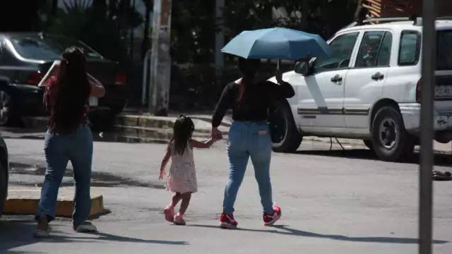 Pese al cielo nublado, se recomienda salir con sombrilla para protegerse del sol