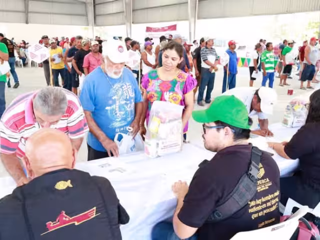 El INPESCA entregó apoyo por veda y baja captura a 697 pescadores en Sabancuy.