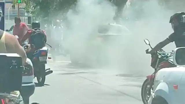 Vehículo se incendia frente a Bomberos en Chetumal.