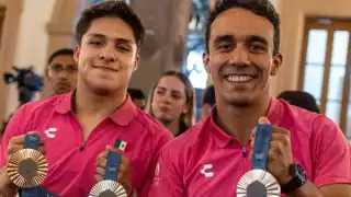 Samuel García, gobernador de Nuevo León,  reparte   premios económicos a medallistas olímpicos y  atletas regios