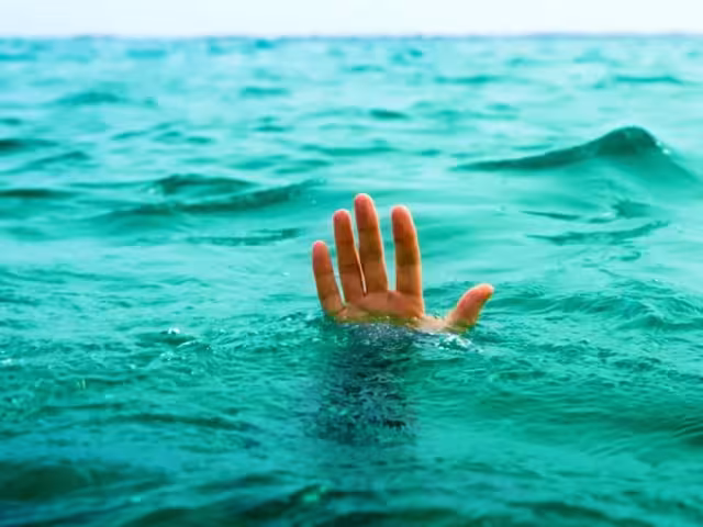 Presumiblemente extranjera, la visitante fue sacada inconsciente del mar y trasladada a la Cruz Roja para recibir atención médica