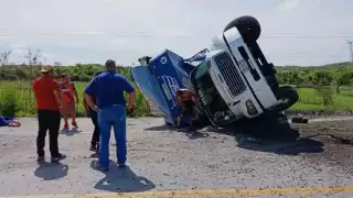 Vuelca tractocamión al dormitarse chofer en la carretera Escárcega-Champotón 